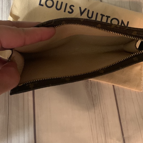 Authentic Luis Vuitton monogram pouch and LV chain totally authentic the chain - Picture 10 of 17